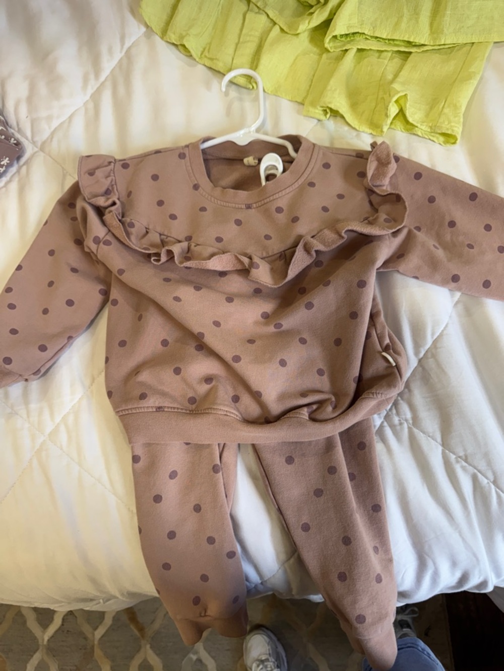 Quincy Mae matching sweatpants and sweatshirt. Mauve polka dot. 2-3y EUC